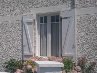 Weiß gestrichener Fensterladen: am rechten Flügel ist das Aufschraub Ladenband sichtbar.