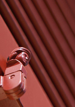 Fensterladenhalter gibt es in verschiedenen Farben und Formen.