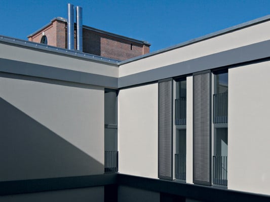 Beispiel Schiebeladen aus Aluminium mit Edelstahl-Lamellen-Füllung