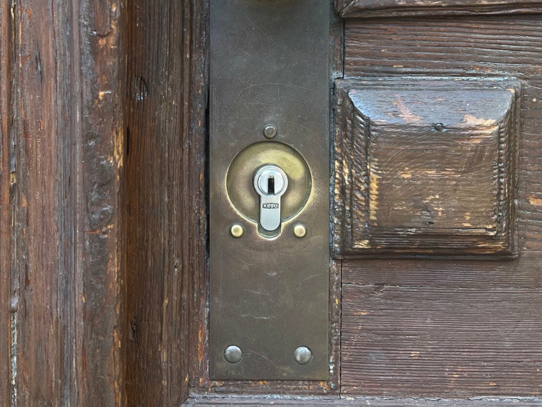 Ein Schließzylinder ist der Bestandteil eines Zylinderschlosses, in den der Schlüssel eingeführt wird. 