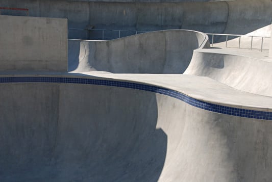 Eine Abdeckung aus Betonfertigelementen und ein Saum aus blauen Fliesen erinnern an den Ursprung des Skatens