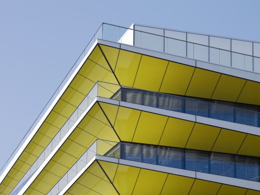 Dynamisch geformte Balkone mit eingespannter Glasbrüstung