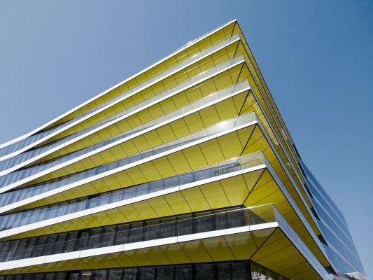 Die Untersichten der Balkone sind als Überkopfverglasung mit gelber Emaillierung auf Position 2 ausgebildet