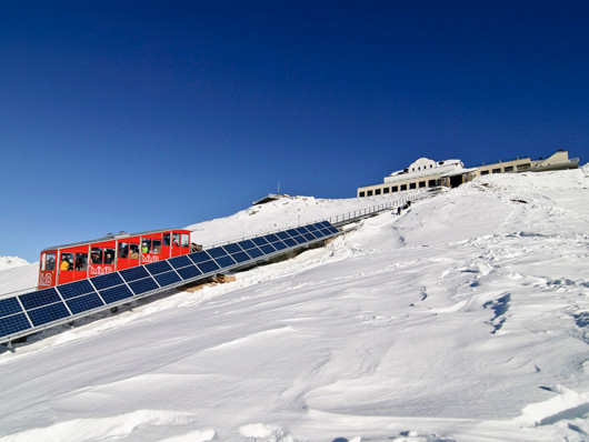 Die Standseilbahn auf Muottas Muragl mit der längs des Trasses installierten PV-Anlage