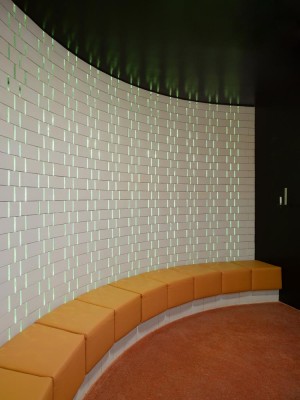 Sitzbank an der Kalksandsteinwand entlang