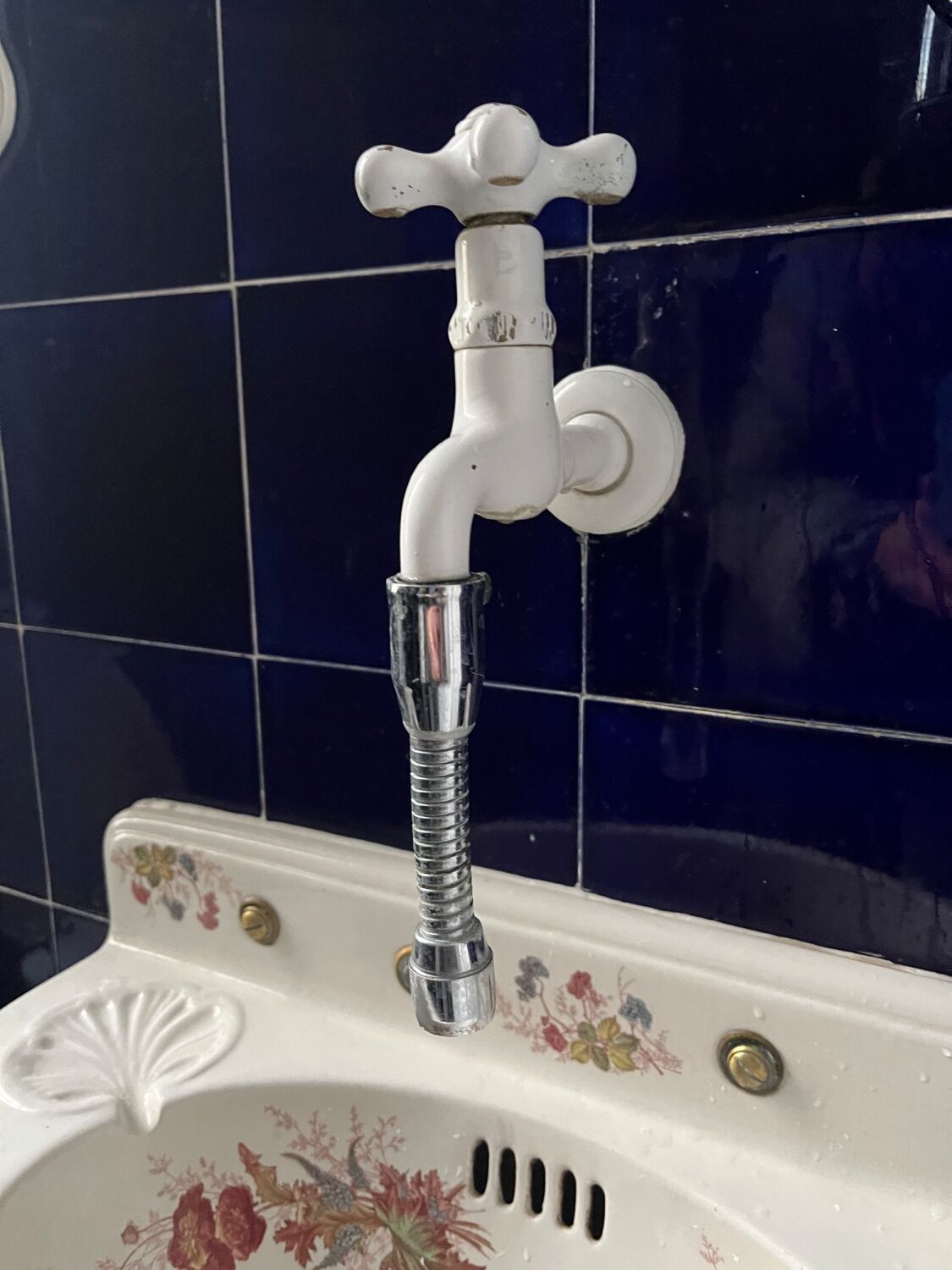 Ältere Trinkwasserinstallationen können aufgrund von Materialien, Leitungsführung und Betriebsbedingungen besondere hygienische Anforderungen aufweisen.