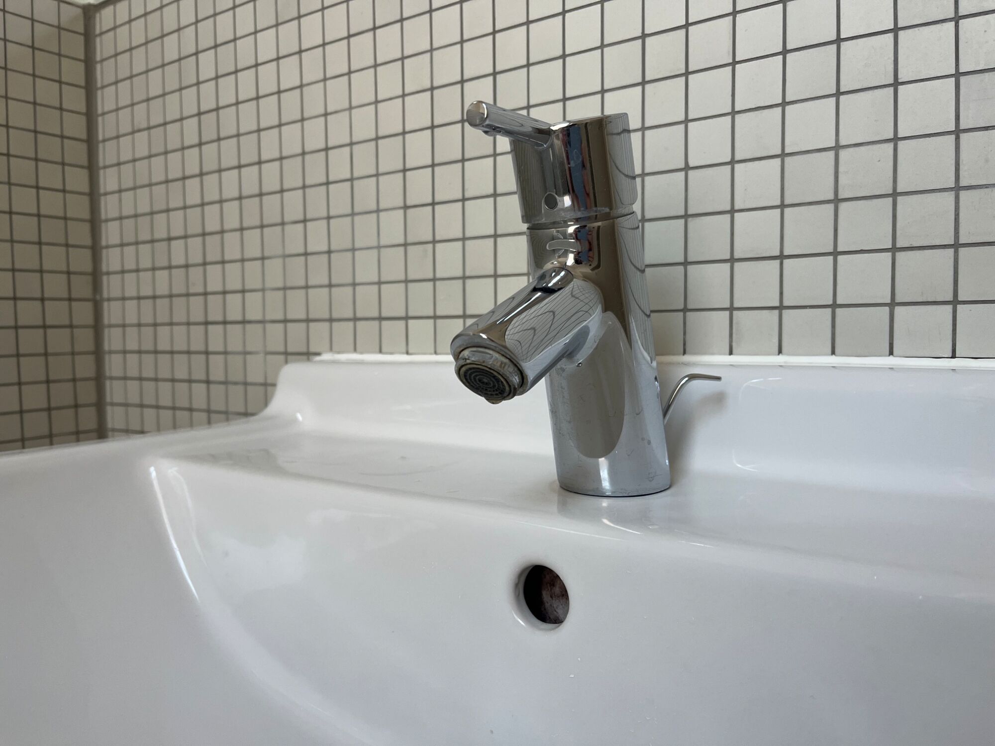 Nach längeren Nutzungspausen kann Wasser in den Leitungen stagnieren und die Trinkwasserhygiene beeinträchtigen.