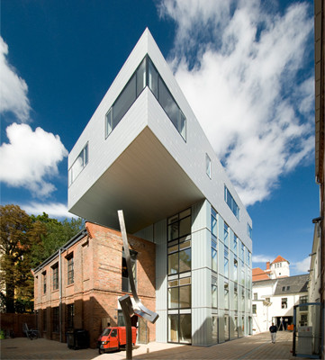 Neubau mit auskragendem 4. Obergeschoss