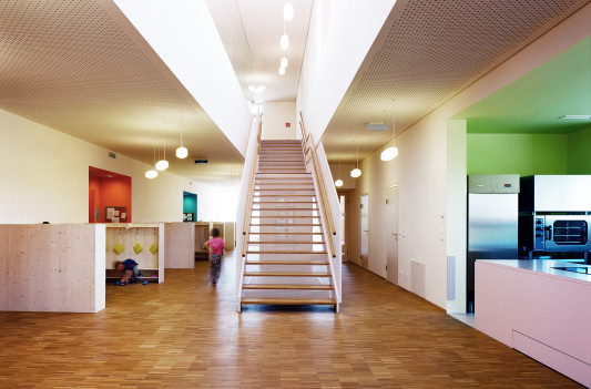 Die große Empfangshalle bildet das Zentrum des Gebäudes