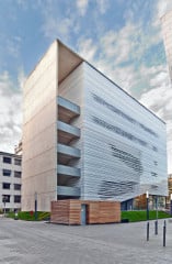 Aluminiumstreifen umhüllen das ehemalilge Heizkraftwerk