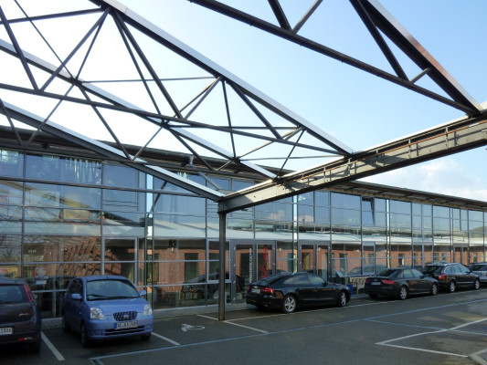 Erhaltenes Dachtragwerk einer abgerissenen Halle