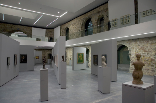 Ausstellungsräume mit Bruchsteinwandoberflächen