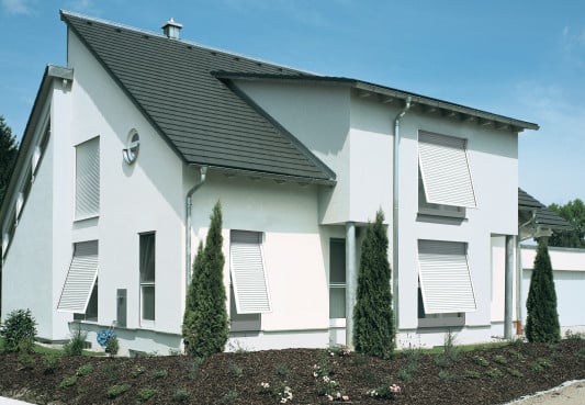 Wohnhaus mit verschiedenen ausgestellten Rollläden