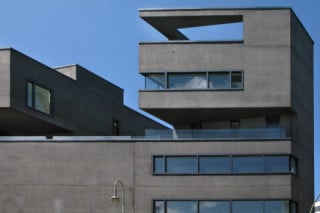 Wie aus einem schwarzen Block geschnitten erscheint das L40 genannte Gebäude