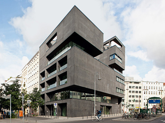 Schwarz und markant steht das Gebäude an einem der städtebaulich interessantesten Plätze Berlins