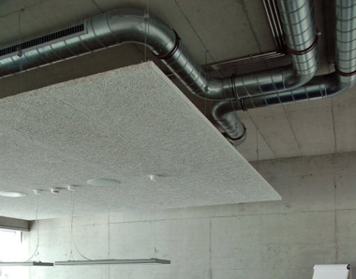 Holzwolle-Leichtbauplatten als Deckensegel zur Verbesserung der Raumakustik