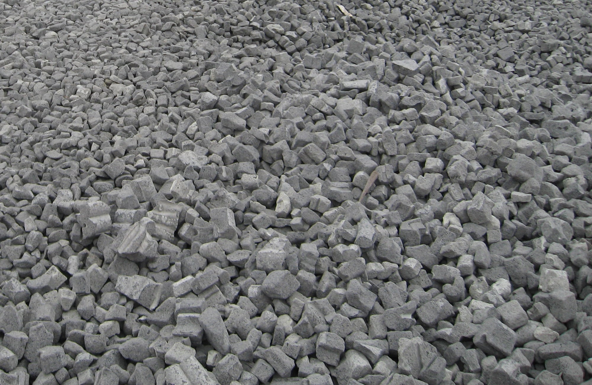 Der Schotter findet beispielsweise als Drainageschicht, in Zwischendecken oder als Gesteinskörnung für Beton Verwendung