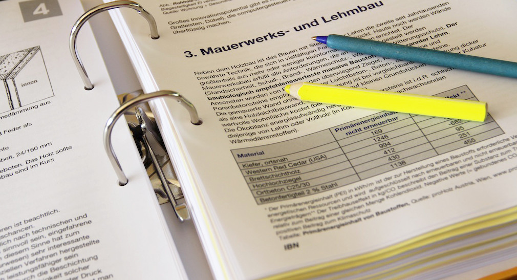 Zu den Kernkompetenzen gehört die Weiterbildung: In einem rund einjährigen Fernlehrgang kann am Institut der staatlich anerkannte Titel Baubiologin IBN erworben werde