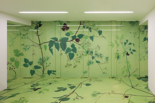 An Wänden und Böden kam ein florales Muster nach dem Entwurf von Arne Jacobsen zum Einsatz.
