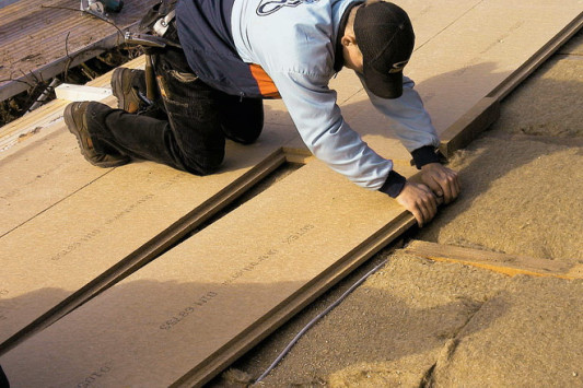 Verlegung von Holzfaserplatten direkt auf den Sparren