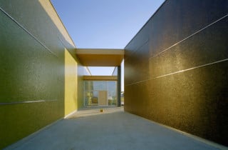 Grobspanplatten bilden die Außenhaut der in Holzskelettbauweise errichteten Produktionshalle Leeb in St. Andrä/A, Architekten: Collective, Wien/A