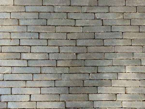 Wohnhaus mit Fassade aus beige-braunen, weiß geschlämmten Handformziegeln (Terca-Vormauerziegel) am Phoenixsee in Dortmund