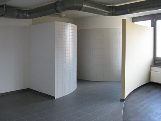 Wasserfeste, zementgebundene Leichtbeton-Bauplatten eignen sich auch für Nassbereiche, wie hier in einem Freiburger Fitnessstudio