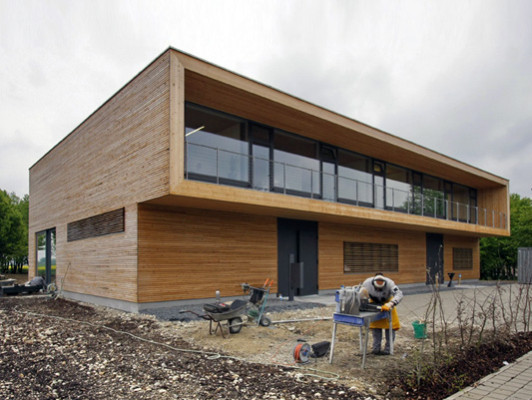 Neben den 33 cm dicken Holzständerwänden sind auch die Decken, Wandbekleidungen, Dach und Fassade aus dem Werkstoff Holz