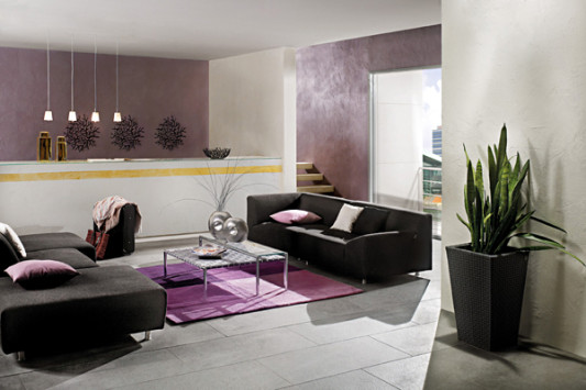 Lehmputz- und Farbe mit einer Oberfläche aus natürlichen Zuschlägen in einer Hotellobby