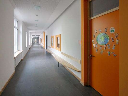 Keramische Fliesen über Fußbodenheizumg im Flur der Konrad-Grundschule in Haar bei München