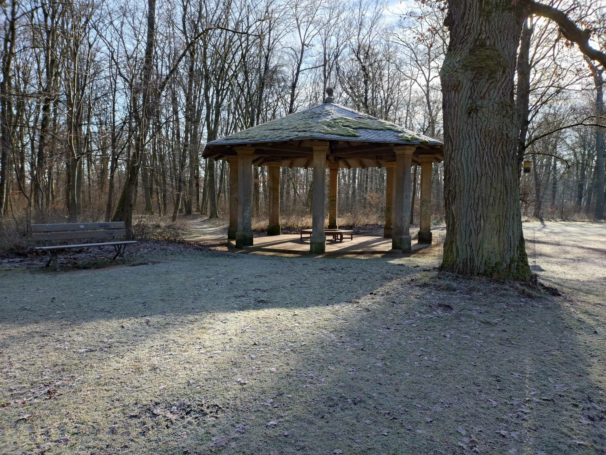 Zeltdach mit geringer Neigung, Schieferdeckung und Moosbewuchs bei einem Pavillon im Bamberger Hainpark