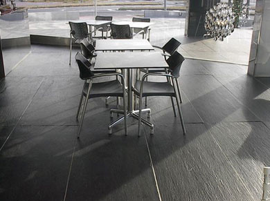 Ardesia als Bodenbelag in einem Showroom in Barcelona/E